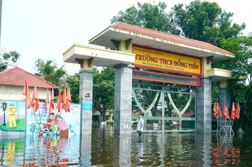 Sau 7 ngày nước vẫn ngập ngang gối, gần 2.000 học sinh chưa thể đến trường