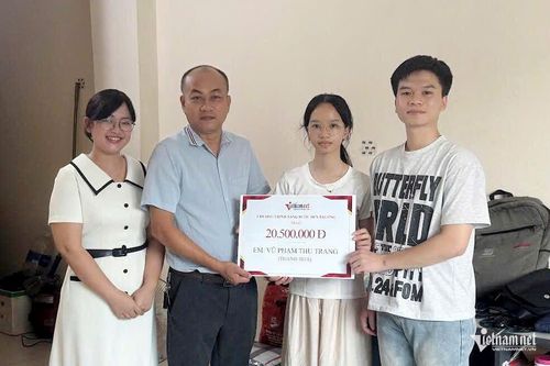 Hơn 360 triệu đồng chương trình 'Nâng bước đến trường' được trao đến học sinh
