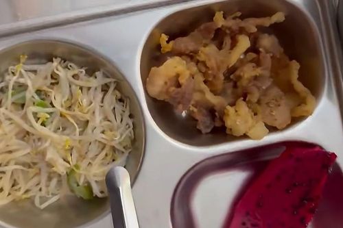 Phụ huynh phản ánh cơm bán trú 'toàn tóp mỡ', nhà trường nói gì?