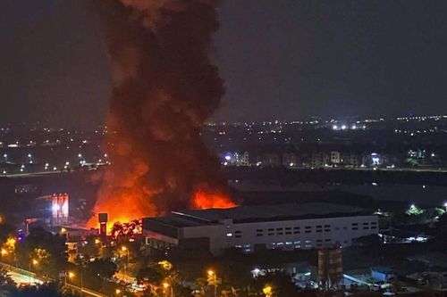 Đang cháy lớn nhà xưởng ở Hà Nội, cột khói đen bốc cao hàng chục mét