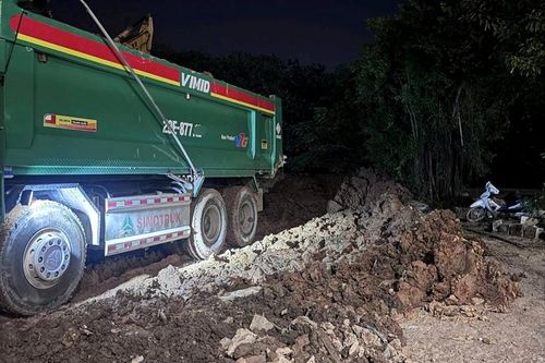 Kịp thời ngăn chặn vụ đổ trộm đất thải tại khu đất ven đường Hoàng Sa