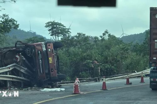 Tai nạn liên hoàn làm ảnh hưởng giao thông nghiêm trọng trên Quốc lộ 1A