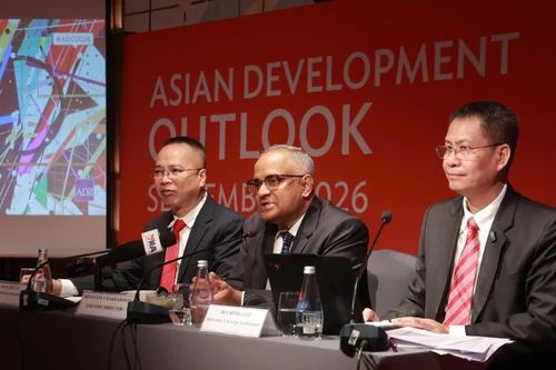 ADB nâng dự báo tăng trưởng Việt Nam, lưu ý rủi ro tín dụng và lạm phát