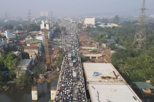 Cầu Mai Lĩnh ùn tắc, người dân chen chân giữa công trường Quốc lộ 6