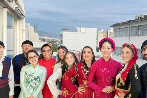 Huyền Trang: Mang theo câu ví quê nhà trên hành trình 13 năm ca hát