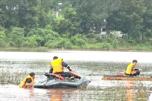 Dùng flycam tìm kiếm người nghi bị lũ cuốn cùng ô tô