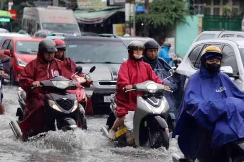Mưa lớn gây ngập, ùn tắc kéo dài tại khu vực Bến xe Miền Đông