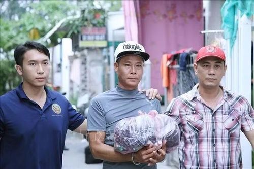 Bắt đối tượng có nhiều tiền án, thu giữ súng và nhiều hung khí nguy hiểm