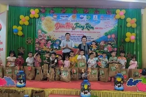 Cựu chiến binh TTXVN tổ chức 'Đêm hội trăng rằm' cho thiếu nhi Vĩnh Long