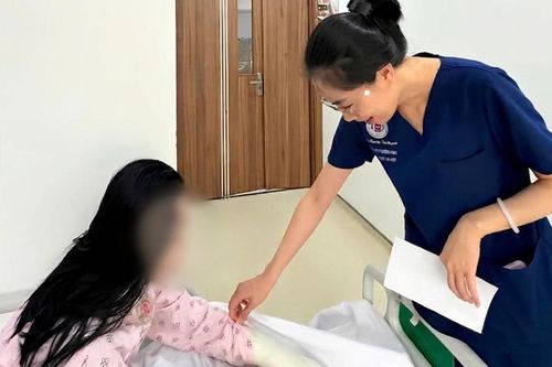 Đứng ngó xuống từ ban công, bé gái 11 tuổi trượt chân rơi từ tầng 2