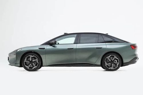 Xe sedan hạng E công suất 721 mã lực, giá gần 740 triệu đồng