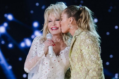 Dolly Parton từng thuyết phục Miley Cyrus vượt qua nỗi sợ để bước lên sân khấu GRAMMY