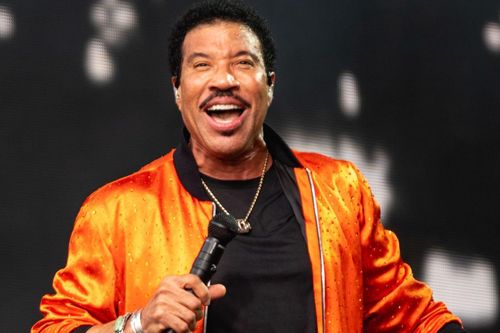 Danh ca Lionel Richie dừng lưu diễn vì phẫu thuật tim