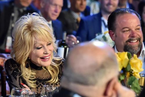Quản lý Dolly Parton xin lệnh cấm cháu trai cố ca sĩ sau loạt tin nhắn đe doạ