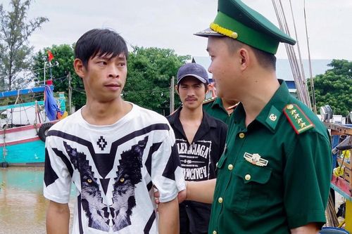 Biên phòng thành phố Cần Thơ phối hợp cứu 5 ngư dân gặp nạn trên biển