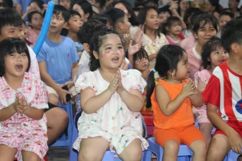 Trung thu thanh bình với trẻ em ở xóm trọ