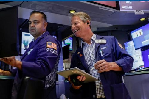 Nasdaq lập kỷ lục mới, giá dầu giảm liên tiếp 5 phiên