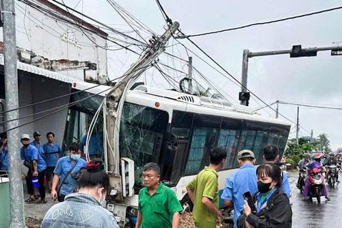 Xe đưa rước công nhân lao lên vỉa hè tông gãy trụ điện