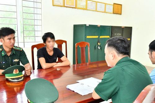 Vận động bị can đang lao động ngoài biển ra đầu thú