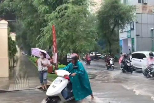 TP.HCM: Loạt tuyến đường trung tâm ngập cục bộ