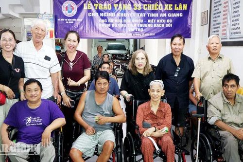 An Giang trao 33 xe lăn cho người khuyết tật
