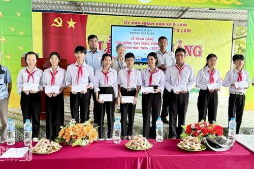 Trao 30 suất học bổng “Xây dựng tương lai” cho học sinh xã Ô Lâm