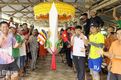 Chiếc ghe ngo độc mộc 176 năm tuổi trở lại đường đua