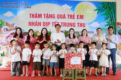 Đoàn đại biểu thành phố Bắc Ninh thăm, tặng quà Trường Mầm non Kinh Bắc