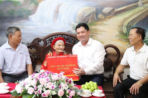 Bí thư Thành ủy Bắc Ninh Nguyễn Hồng Thái thăm, tặng quà người cao tuổi và trẻ em đặc biệt tại phường Hạp Lĩnh