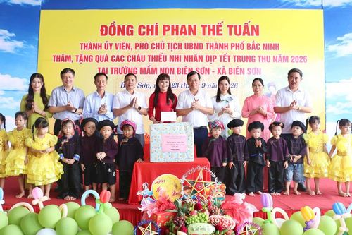 Phó Chủ tịch UBND thành phố Bắc Ninh Phan Thế Tuấn tặng quà Tết Trung thu Trường Mầm non Biên Sơn