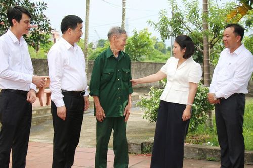 Chuyển biến từ phương châm “Lấy người dân làm trung tâm phục vụ”