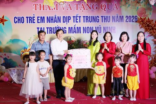 Trưởng Ban Tuyên giáo Thành ủy Nguyễn Đình Lợi tặng quà Trung thu Trường Mầm non Vũ Ninh