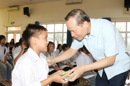 Phó Chủ tịch Thường trực UBND thành phố Mai Sơn tặng quà Trung thu tại Trung tâm Từ thiện và Hướng nghiệp Phật Tích