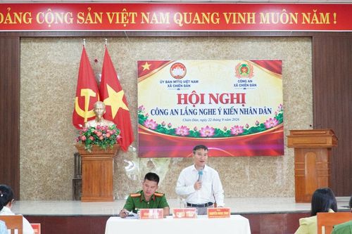 Công an xã Chiên Đàn lắng nghe góp ý của nhân dân