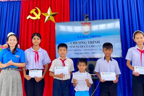Nâng bước trẻ em vùng cao đến trường