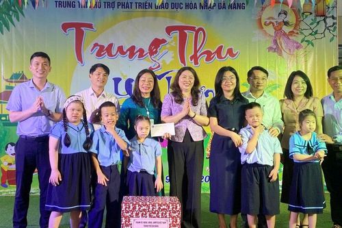 Lãnh đạo Ủy ban MTTQ Việt Nam thành phố tặng quà Tết Trung thu cho trẻ em kém may mắn