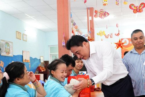 Phó Bí thư Thường trực Thành ủy Đà Nẵng Nguyễn Khắc Toàn thăm, tặng quà Trung thu cho trẻ em bất hạnh