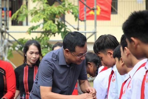Bí thư Thành ủy Lê Ngọc Quang thăm, tặng quà Trung thu cho học sinh các trường biên giới
