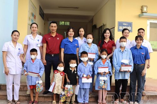 Trao 50 suất quà Trung thu cho bệnh nhi tại Trung tâm Y tế Điện Biên Phủ