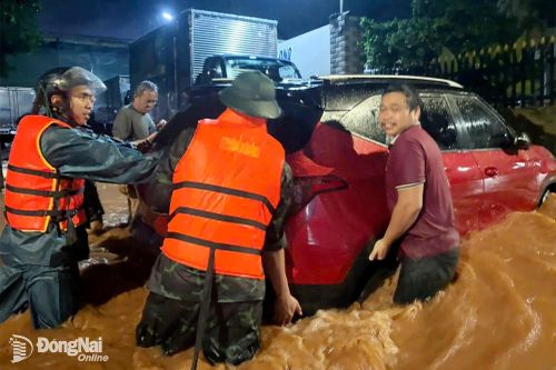 Hàng trăm cán bộ, chiến sĩ hỗ trợ các địa phương khắc phục hậu quả thiên tai