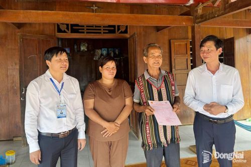 Xã Bù Đăng bàn giao 38 sổ đỏ tận nhà cho người dân