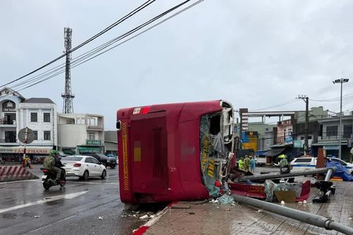 Xe khách giường nằm lật tại ngã tư Gò Găng khiến 2 người tử vong
