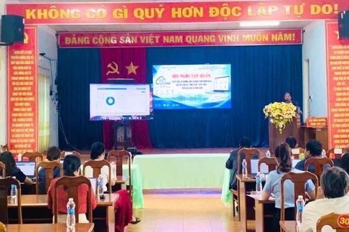 Hơn 100 đại biểu được tập huấn sử dụng phần mềm iDesk, ứng dụng AI và kỹ năng an toàn thông tin