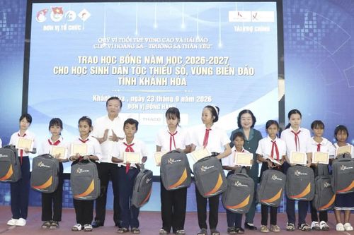 Nguyên Phó Chủ tịch nước Trương Mỹ Hoa trao học bổng cho học sinh Khánh Hòa