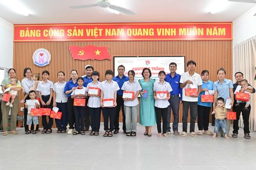 Trao 30 phần quà Trung thu cho thiếu nhi thuộc diện bảo trợ xã hội