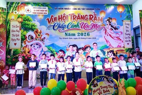Hội Chữ thập đỏ tỉnh tặng 400 suất quà Trung thu, trao học bổng cho trẻ em có hoàn cảnh khó khăn