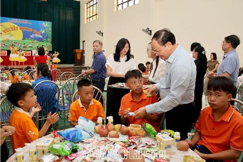 Bí thư Tỉnh ủy Lê Minh Ngân thăm, tặng quà tại Cơ sở Bảo trợ xã hội tổng hợp tỉnh nhân dịp Tết Trung thu