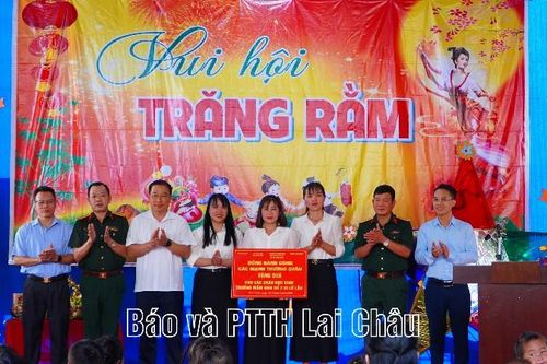 Đoàn Kinh tế - Quốc phòng 356 tổ chức Chương trình 'Trao quà tặng – Sẻ chia yêu thương'