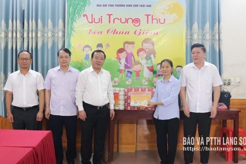 Đoàn công tác của tỉnh thăm, tặng quà trung thu tại cơ sở mái ấm tình thương Vinh Sơn