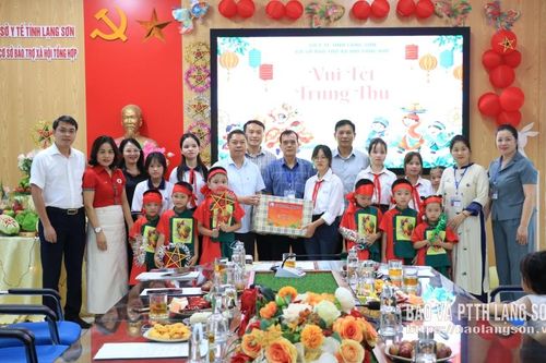 Đoàn công tác của tỉnh tặng quà trung thu tại Cơ sở Bảo trợ xã hội tổng hợp tỉnh